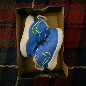 Nike infant Team Hustle D 9 LIL Sneakers